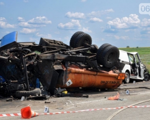 Число погибших при столкновении бензовоза и микроавтобуса в Запорожской области увеличилось до пяти человек
