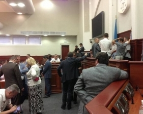 &quot;Свобода&quot; хвалиться, що не допустила проведення &quot;незаконної&quot; сесії Київради