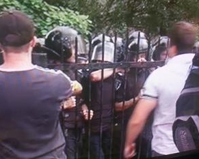 Активисты сломали забор возле Святошинского райотдела милиции