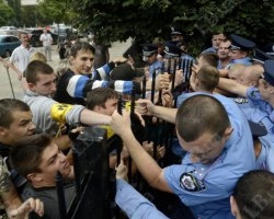 Активістка КУПРу сама наштовхнулася на руки міліціонера - МВС