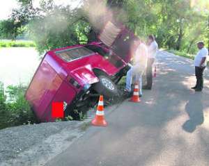 У Києві мікроавтобус ледь не злетів з дамби, врятувало дерево