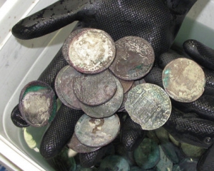 Золотые монеты подняты с затонувшего в 1715 году испанского корабля