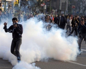 В Каире полиция разгоняет сторонников Мурси слезоточивым газом