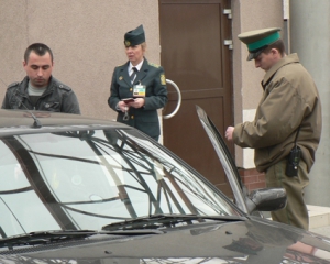Львовские пограничники задержали украинца, который перевозил пистолеты, автоматы и винтовки