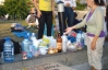 Киевляне приносят еду участникам Врадиевской ходы на Майдане