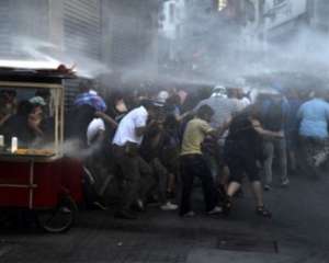 Турецкая полиция разогнала водометами свадьбу