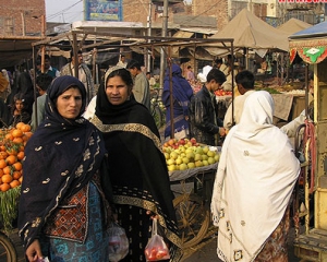 В Пакистане женщинам запретили совершать покупки без мужчин 
