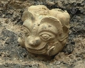 В Китае нашли голову божества с рогами и клыками