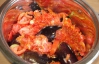 Баклажани тушкують у часнично-томатному соусі