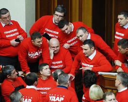 УДАР: підписання законів про векселі - доказ того, що влада не планує боротися з корупцією 