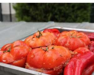 Греческую емисту готовят из помидоров или баклажанов