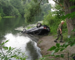 ДТП на Харківщині: Ланос впав у воду. Троє осіб загинуло