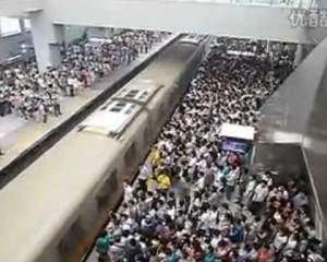 Пекинское метро в час пик превзошло даже давку в японской подземке