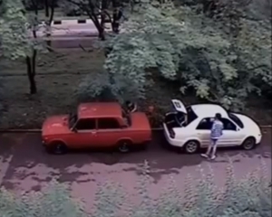 Зловмисники зливали бензин із "Жигулів", але поплатилися розбитим склом і фарами