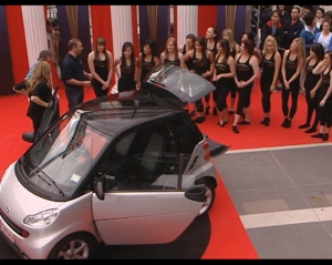 В Новой Зеландии 16 девушек уместились в самое маленькое в мире авто Smart