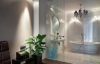 Классический стиль и огромная прозрачная ванная-комната: роскошные столичные апартаменты