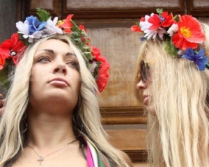 На активісток FEMEN напали, перед тим як вони хотіли &quot;тепло&quot; зустріти Путіна