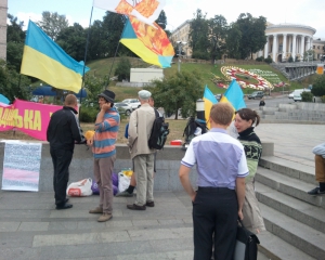 На Майдане снова задержания: люди пытались запустить в небо шарики с перечеркнутым лицом Януковича