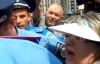 На Майдане милиционеры бросили в автозак больную женщину