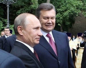 Янукович и Путин освятили огромный колокол и приложились к мощам святого