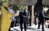 Януковича и Путина обильно окропили святой водой и дали ударить в огромный колокол