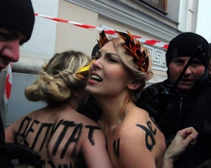 Суд Києва оштрафував 3 активісток FEMEN і російського фотокореспондента