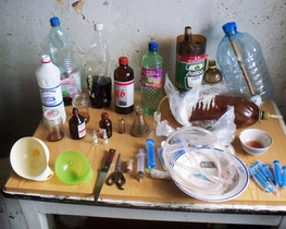 На Хмельниччині у 23-річного хлопця знайшли 25 кг наркотиків і домашню лабораторію