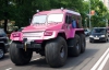 Москвичка їздить містом на величезному рожевому "монстрі"-всюдиході