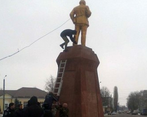 "Свободі" дозволили за 10 тисяч гривень демонтувати пам'ятник Леніну