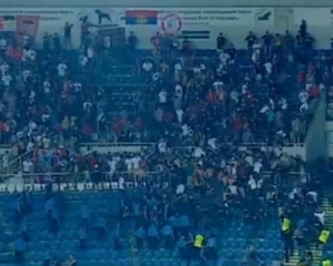 Во время матча в Одессе сербские фанаты штурмовали футбольное поле