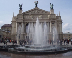 Ко дню десантника во Львове отключили фонтан возле оперного театра