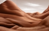 Англійський фотограф перетворив оголені тіла людей у гори і каньйони