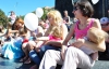 В центре Львова матери массово кормили детей грудью