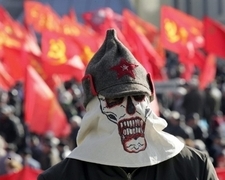 &quot;Свободовцы&quot; сорвали мероприятия КПУ в Яремче и забросали Симоненко яйцами