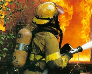 На Івано-Франківщині троє молодих чоловіків напали на рятувальників, які гасили пожежу