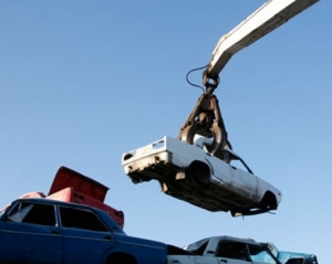 Янукович утвердил налог на авто и утилизацию машин