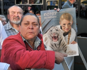 Сторонники Тимошенко перекрыли Крещатик чтобы запустить в воздух сердца и голубей