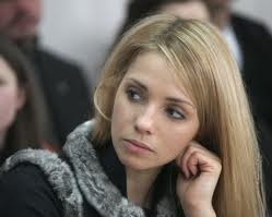 Донька Тимошенко під лікарнею у Харкові випустила голубку на честь звільнення матері