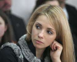 Дочь Тимошенко под больницей в Харькове выпустила голубя в честь освобождения матери