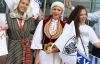 ПАОК в Харькове встречали девушки в национальных греческих костюмах