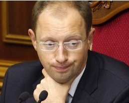 Суд забов'язав Яценюка публічно спростувати інформацію про зв'язок Клюєва і бійок 18 травня