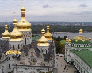 У Києво-Печерській лаврі затримали і не випускають двох журналістів