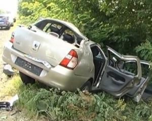 В Одесской области автомобиль &quot;Рено&quot; съехал в кювет, перевернулся и врезался в дерево