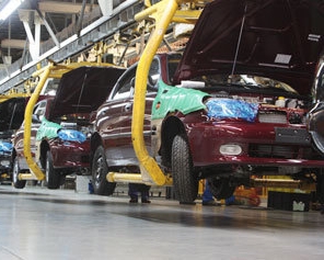 Виробництва авто в Україні впало на половину