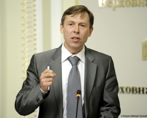 Оппозиционер: Мельнику дали &quot;зеленый коридор&quot;, чтобы не выболтал тайны Азарова