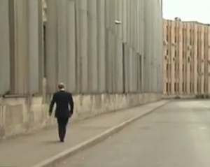 Путин одиноко прогулялся пустым Санкт-Петербургом