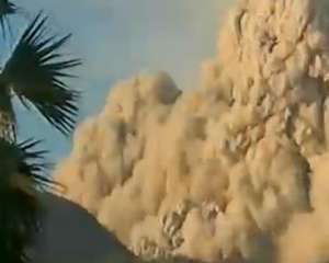 Извержение вулкана в Индонезии: пеплом засыпало пляж с людьми, 6 погибших