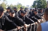 Охранники на руках выносили протестующих из столичного сквера
