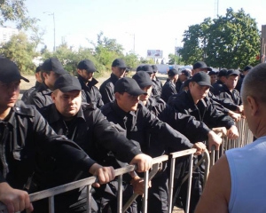 Охранники на руках выносили протестующих из столичного сквера