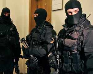 Російська поліція влаштувала обшук у квартирі прихильників Навального